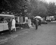 850484 Afbeelding van verschillende verkoopkramen op het parkeerterrein bij de Veemarkt (Croeselaan) te Utrecht, kort ...